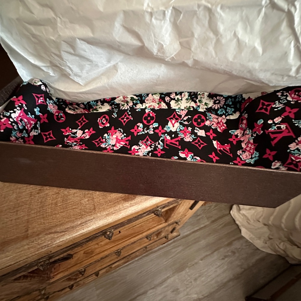 Louis Vuitton Authentic Silk Floral Scarf Reversible Teal Black Pink LV Logo 46” - Picture 11 of 11